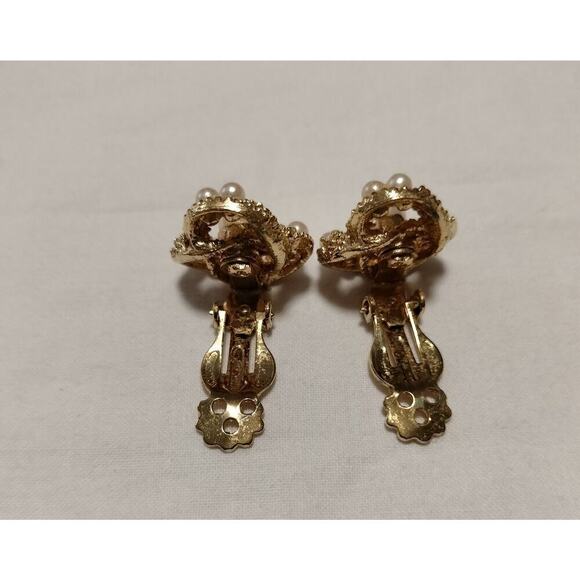 Unbranded 1" Gold tone Swirl beaded Abstract Bird Nest Faux Pearls Clip Ons - Picture 4 of 7